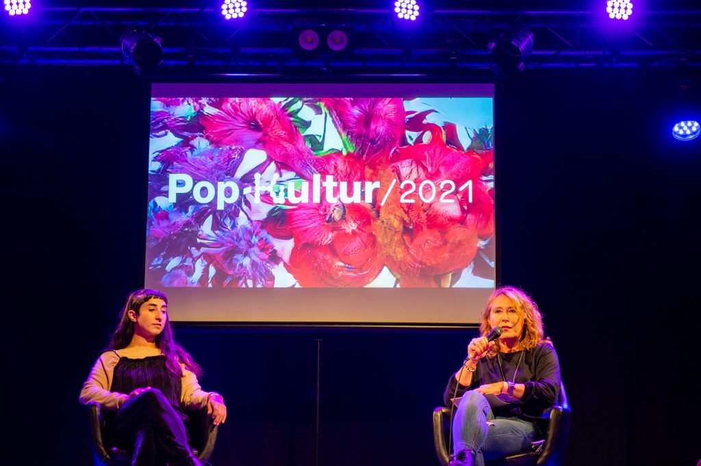 »Kulturindustrie & Kapitalismus / Hybride Arbeitsverhältnisse« (Dena Zarrin aka MADANII, Alexandra Manske) / Talk @ Frannz Club – Photo: Käthe deKoe