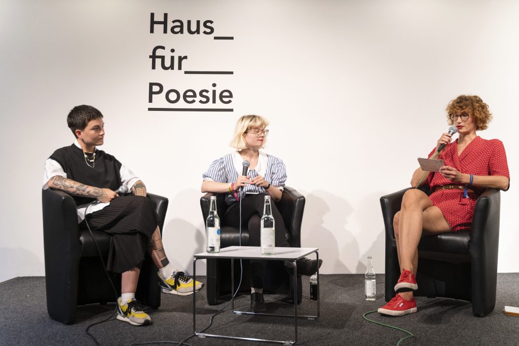 »A Record Label (What is it good for?)« (Sydney Christensen, Mary Ocher, Ariana Zustra) / Talk @ Haus für Poesie – Photo: Dominique Brewing