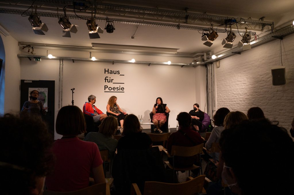 »Bitte mehr DisCo!« (Lilo Unger, Lisette Reuter, Amy Zayed, Noa Winter) / Talk @ Haus für Poesie – Photo: Käthe deKoe