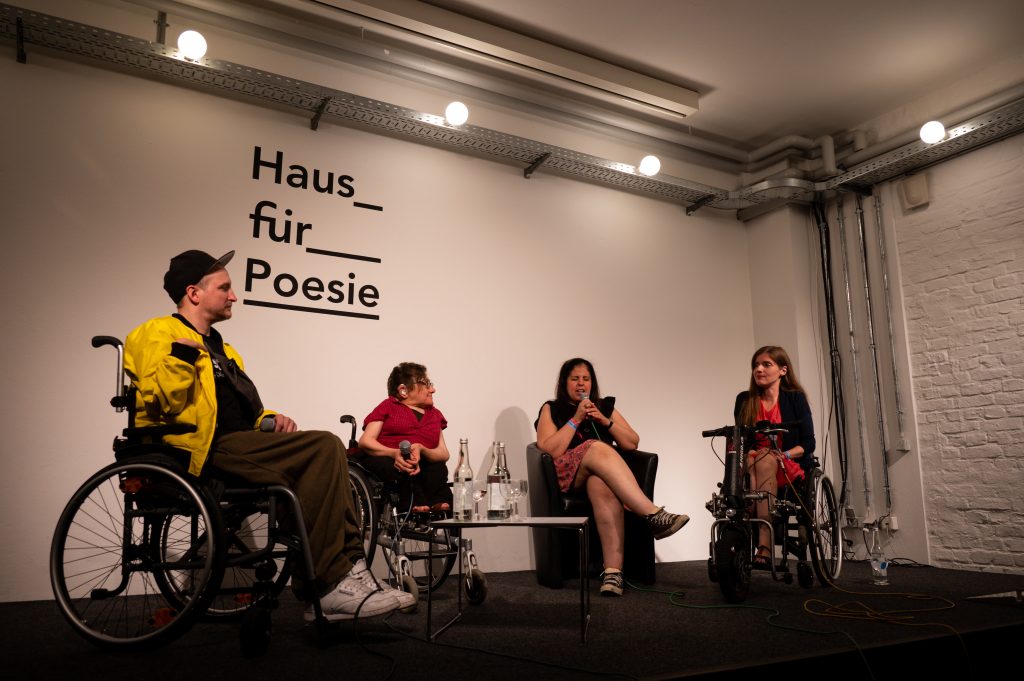 »Nicht deine Inspiration« (Graf Fidi, Rebecca Maskos, Amy Zayed, Adina Hermann) / Talk @ Haus für Poesie – Photo: Käthe deKoe