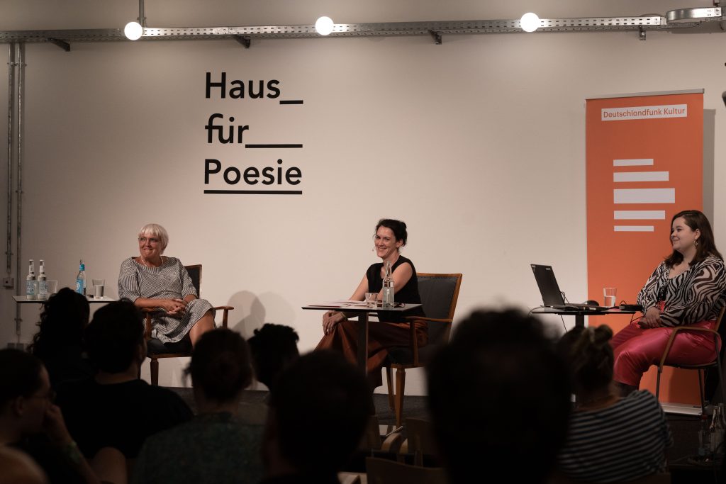 »Off the Record« – Podcast von Deutschlandfunk Kultur (Claudia Roth, Vero Schreiegg) / Talk @ Haus für Poesie – Photo: Camille Blake