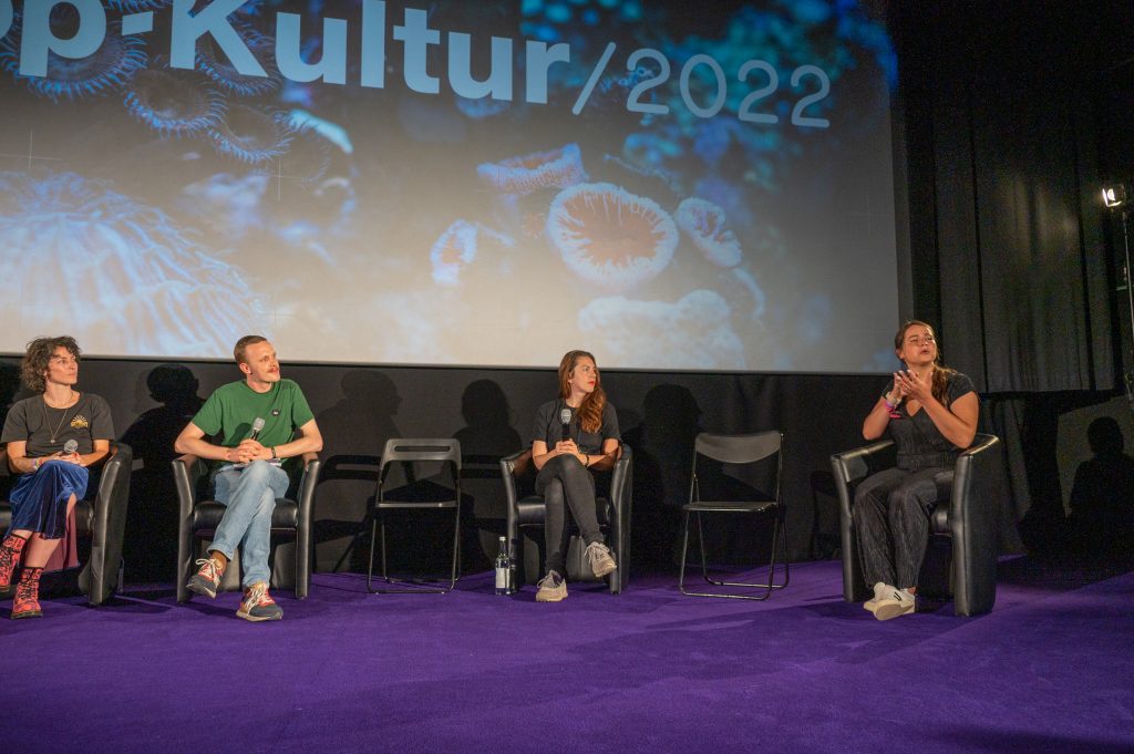 »Wie schmeckt Kunst? oder: Wie riecht Musik?« (Sara Lu, Raphael Börger, Katharina Tress, Mila Hergert) / Talk @ Kino in der Kulturbrauerei – Photo: Käthe deKoe