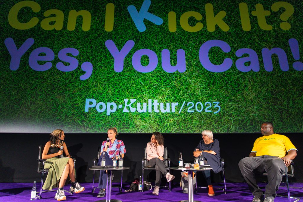 Can I Kick It?! (Luam Kessette, Josephine Henning, Tülin Duman, Claudia Roth, Dauaride Empere) / Talk @ Kino in der Kulturbrauerei – Photo: Yvonne Hartmann