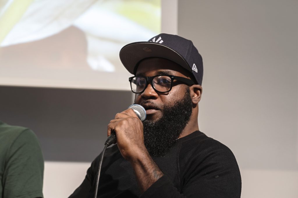 »Spotlight on African Music Festivals – Fostering Stronger Collaboration Between Music Festivals and Actors From the African Continent and Berlin« (Charles Tanoh-Boutchoué) / Talk @ Haus für Poesie – Photo: Dominique Brewing
