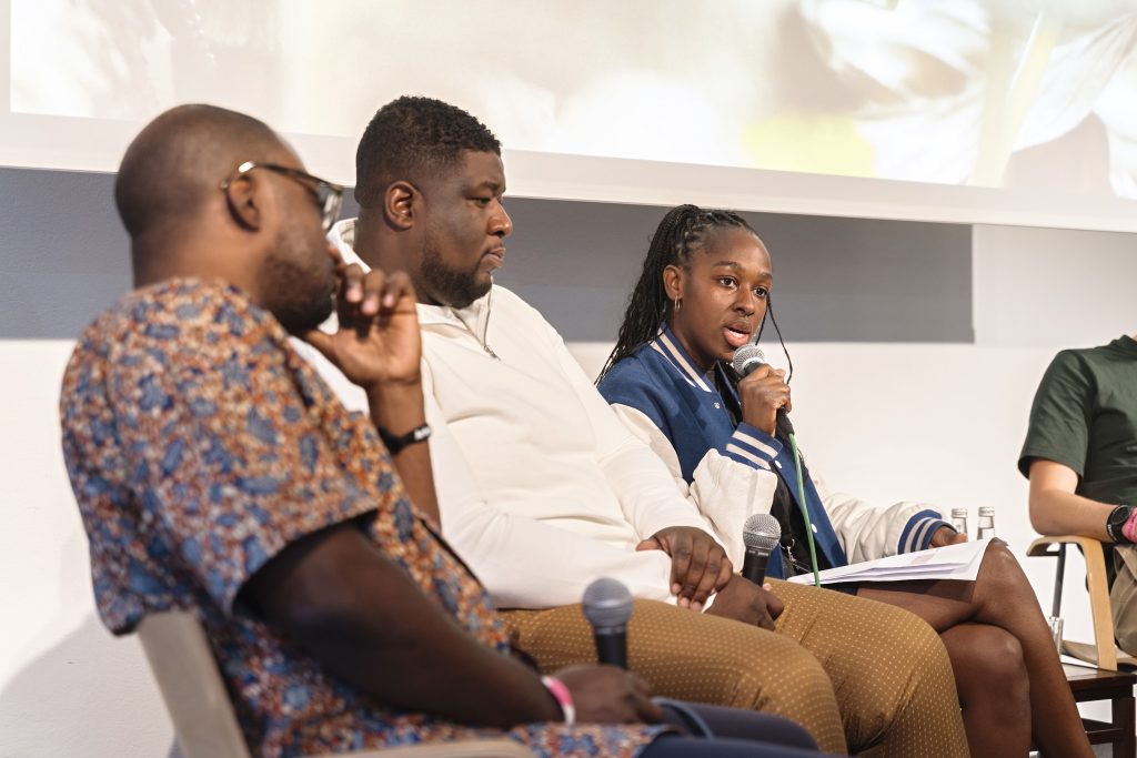 »Spotlight on African Music Festivals – Fostering Stronger Collaboration Between Music Festivals and Actors From the African Continent and Berlin« (Fui T., Abdul Karim Abdullah, Pamela Owusu-Brenyah) / Talk @ Haus für Poesie – Photo: Dominique Brewing