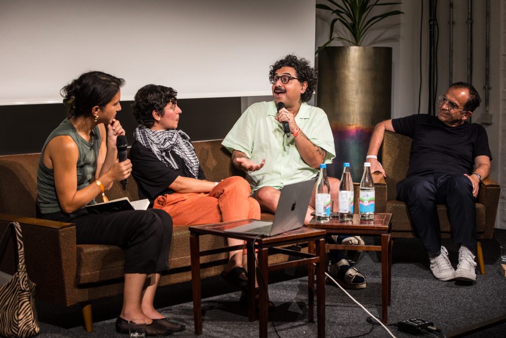 »Poptism – Remembrance in Music Culture« (Carmen Herold, Sanaz Azimipour, Ariel Efraim Ashbel, Imran Ayata) / Talk @ Haus für Poesie – Photo: Yvonne Hartmann