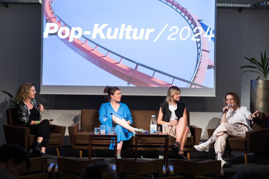 Menstruation hört auf einem Festival nicht auf (Lena Olvedi, Katharina Müller, Franka Frei, Rike van Kleef) / Talk @ Haus für Poesie – Photo: Yvonne Hartmann