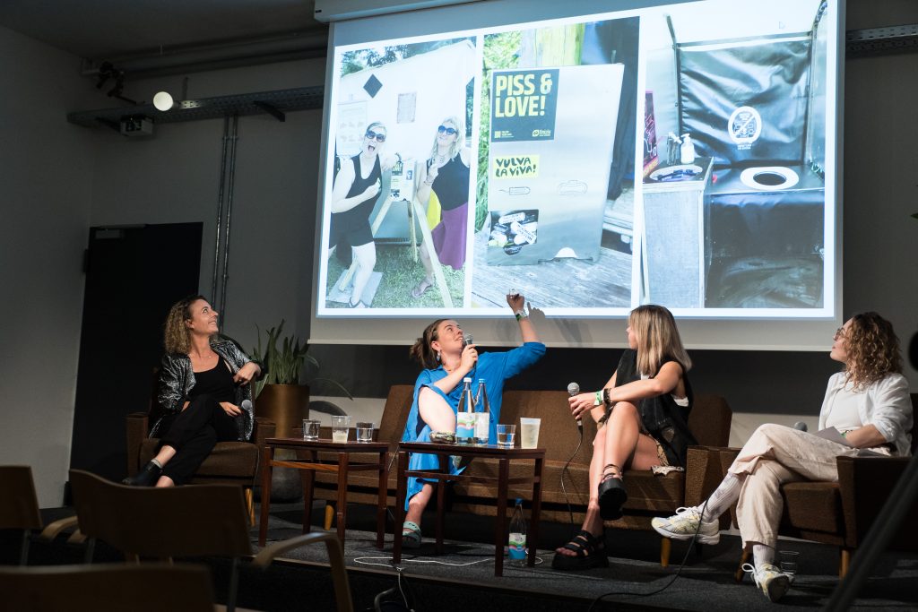 Menstruation hört auf einem Festival nicht auf (Lena Olvedi, Katharina Müller, Franka Frei, Rike van Kleef) / Talk @ Haus für Poesie – Photo: Yvonne Hartmann