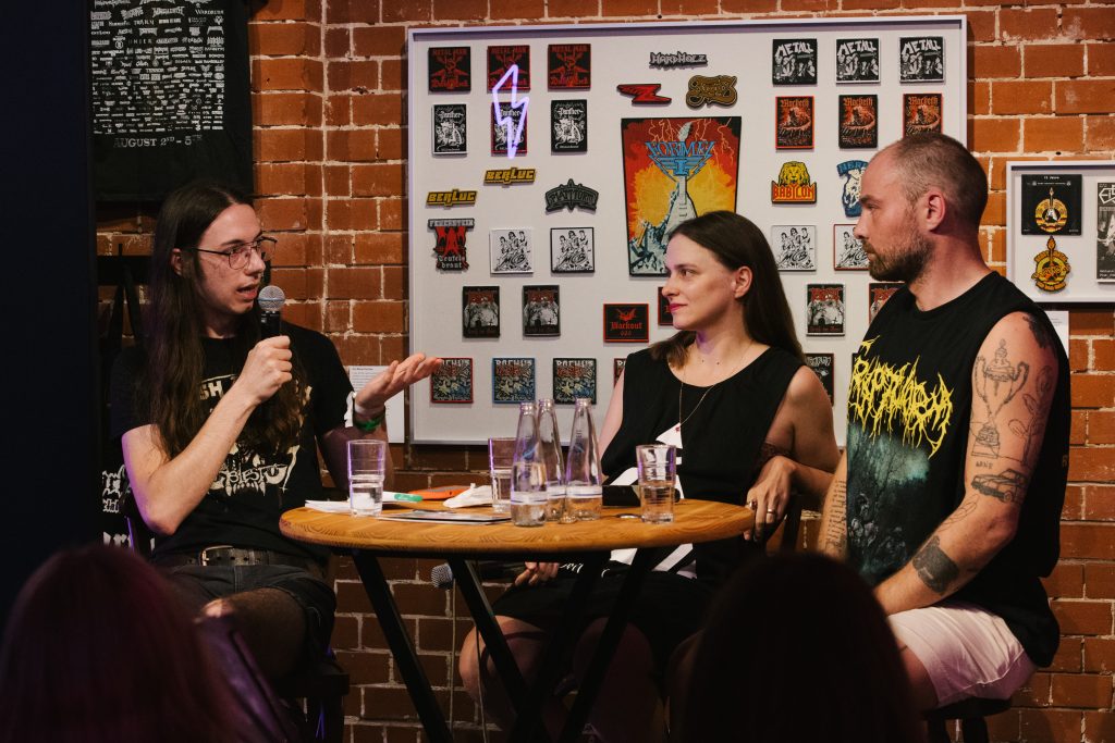 »Metal im ›Osten‹: Fantum, Rechtsrock, Gatekeeping und Gender« (Luca Schuldt, Julia Boxler, Lukas Juretko) / Talk @ Museum in der Kulturbrauerei – Photo: Yvonne Hartmann