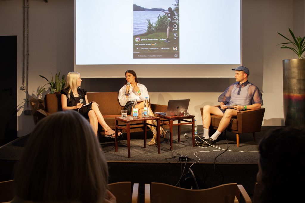 Fashion The Gaze – Inkarnation und Intuition: Inszenierungen von rechter Esoterik (Freya Herrmann, Vera Klocke, Jasper Landmann) / Talk @ Haus für Poesie – Photo: Caterina Gili