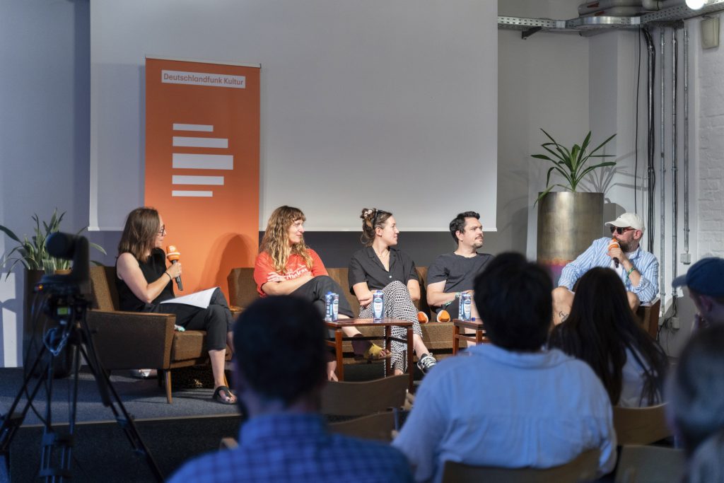 DLF Talk Lakonisch Elegant: Parenthood in Music (Christine Watty, Steffi von Kannemann, Johanna Amelie, Jorin Zschiesche, MC Fitti ) @ Haus für Poesie – Photo: Dominique Brewing