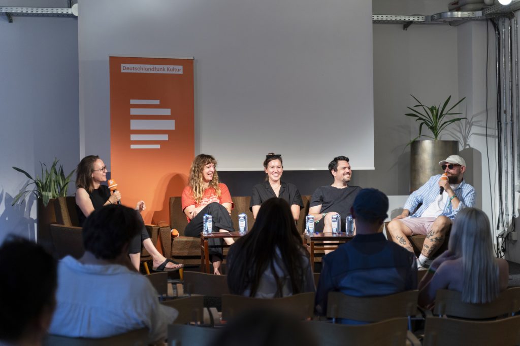 DLF Talk Lakonisch Elegant: Parenthood in Music (Christine Watty, Steffi von Kannemann, Johanna Amelie, Jorin Zschiesche, MC Fitti ) @ Haus für Poesie – Photo: Dominique Brewing