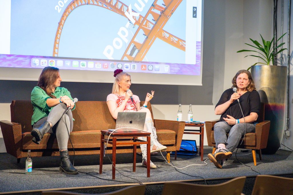 KI- Chance oder Risiko? (Marina Guz, Floss, Claudia Schwarz) / Talk @ Haus für Poesie – Photo: Yvonne Hartmann