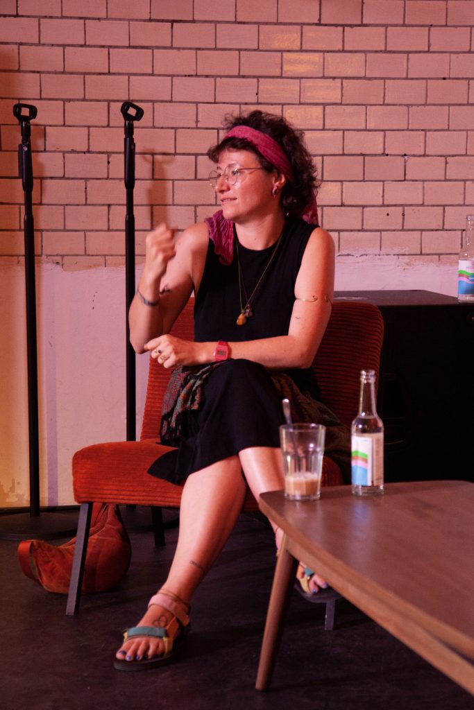 Festivals, Events und DisCo (disabled community): Wie sind die Infrastrukturen? (Inna Shparber) / Talk @ RambaZamba Café – Photo: Caterina Gili